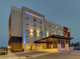 Holiday Inn Express & Suites - Nashville MetroCenter Downtown, an IHG Hotel，位于纳什维尔Fontanel Mansion附近的酒店