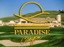 Paradise Canyon Golf Resort - Luxury Condo U405，位于莱斯布里奇县机场 - YQL附近的酒店