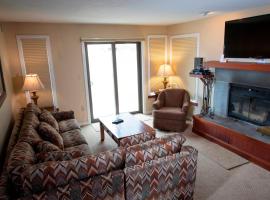 1Br Ski-in, Ski-Out at Okemo Mountain Lodge condo，位于拉德洛的酒店