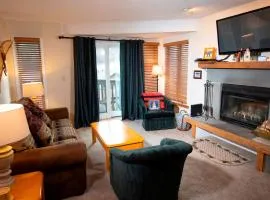 Mountain Lodge at Okemo-1Br Fireplace & Updated Kitchen condo