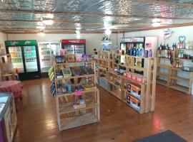 Top of the Hill RV Resort & Cabins，位于Waring的酒店