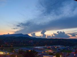 Pigeon Forge Condo Less Than 2 Mi to Attractions!，位于鸽子谷的Spa酒店