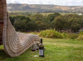 WayWood Wines Your Vineyard Getaway，位于McLaren Flat的酒店