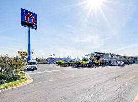 Motel 6-Laredo, TX - South，位于拉雷多羽蛇神国际机场 - NLD附近的酒店