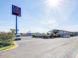 Motel 6-Laredo, TX - South，位于拉雷多的酒店