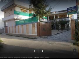 Pak Palace Guest House Abbottabad，位于阿伯塔巴德的酒店