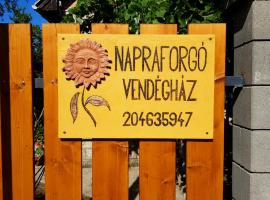 Napraforgó Vendégház，位于加尔多尼的海滩短租房