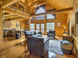 Cozy Log Home Centrally Located and Pet Friendly!，位于纽马基特的酒店