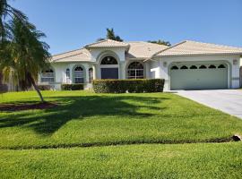 Our Beautiful Florida Vacation Home With Heated Pool，位于圣露西港的酒店