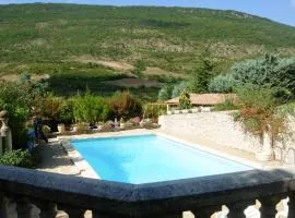 Charmante maison de vacances à La Roche-sur-le-Buis avec piscine