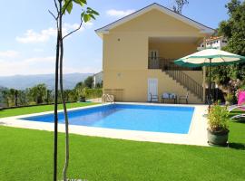 Peaceful villa in São Martinho de Mouros with private pool，位于Frende的酒店