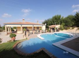 4 bedrooms villa with private pool enclosed garden and wifi at Sanlucar la Mayor，位于大桑卢卡尔的酒店