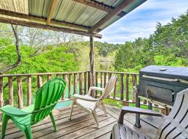 Rustic Davis Cabin Less Than half Mile to Turner Falls!，位于Davis的酒店