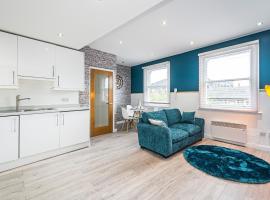 Cozy and Charming Flat: Minutes from Everything!，位于伦敦的酒店