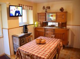 Maison de 2 chambres avec terrasse amenagee et wifi a Betpouey a 8 km des pistes，位于Betpouey的度假屋