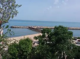 Ваканционни къщи'На брега' Holiday houses ON THE COAST