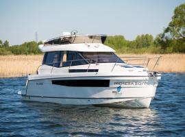 Jacht motorowy Platinum 989 FLYbridge – 115 KM，位于维尔卡瑟的酒店