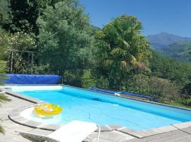 Villa spacieuse avec piscine à Aspin-en-Lavedan, vue montagne.，位于拉夫当的阿斯平的酒店
