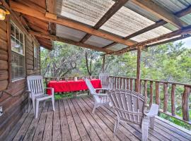 Cozy Davis Cabin with Deck - Nestled by Honey Creek!，位于Davis的酒店