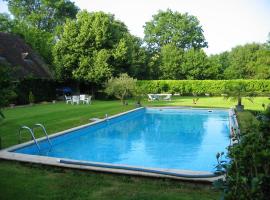 Maison de 2 chambres avec piscine partagee jardin amenage et wifi a Saint Branchs，位于Saint-Branchs的度假屋