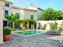 Maison de 4 chambres avec piscine privee jardin amenage et wifi a Molleges，位于Mollégès的度假屋