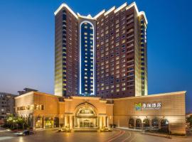 上海粤海酒店 ，位于上海江湾体育场地铁站附近的酒店