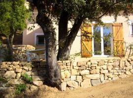 Maison d'une chambre avec vue sur la mer jardin amenage et wifi a Alata a 8 km de la plage，位于阿拉塔的别墅