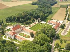 Schloss Thalheim，位于圣珀尔滕的带停车场的酒店