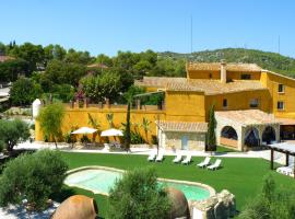 Spacious villa in Can Trabal with private pool and jacuzzi 980 m²，位于Can Trabal的酒店