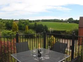 UPSIDE DOWN HOUSE - Sleeps up to 6 Guests - Great for Family and Friends Gatherings,Corporate events ,Near Sherwood Forest at Fairview Farm in Nottingham set in 88 acres