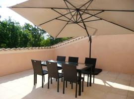 Appartement de 2 chambres avec terrasse et wifi a Sainte Croix du Verdon a 2 km de la plage，位于韦尔东的圣克鲁瓦的酒店