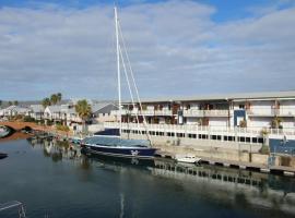 Waterfront - Knysna Quays Accommodation，位于克尼斯纳Featherbed Boat Cruises附近的酒店