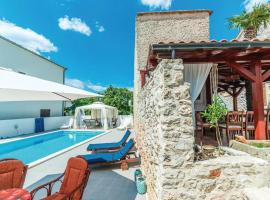 4 bedrooms villa with private pool enclosed garden and wifi at Jezera，位于耶泽拉的酒店