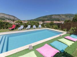 Villa de 4 chambres avec vue sur la ville piscine privee et jacuzzi a Foix，位于富瓦的酒店