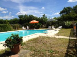 Manoir enchanteur à Cailhau avec piscine privée sécurisée，位于Cailhau的酒店