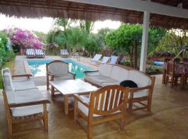 2 bedrooms bungalow with sea view shared pool and enclosed garden at Andilana，位于安迪拉纳的酒店