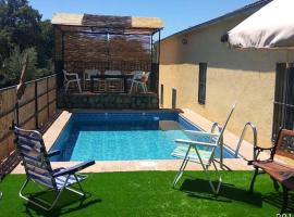 Spacious villa with private pool in Caceres，位于卡塞雷斯的酒店