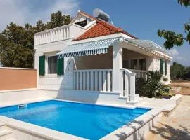 Charming Villa in Pucisca + Pool