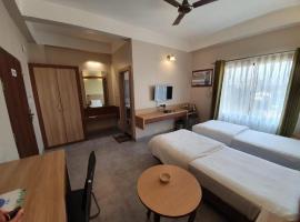 Hotel Gulmohar Grand，位于焦尔哈德的酒店