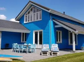 The Blue House - Luxurious Waterfront Villa Zeewolde