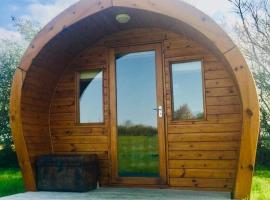 The Oaks Glamping - Pips Cabin，位于Colkirk的豪华帐篷