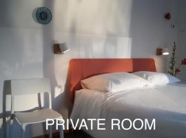 Room With A Few，位于阿姆斯特丹迪门站附近的酒店