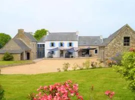 Maison spacieuse à Plougonven avec jacuzzi et jardin
