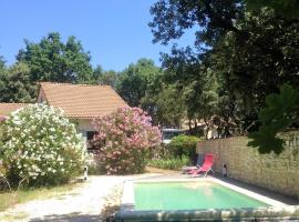 Villa de 3 chambres avec piscine privee jardin clos et wifi a Arpaillargues et Aureillac，位于Arpaillargues-et-Aureillac的酒店