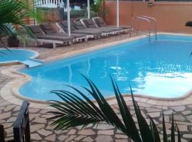 Studio at Pointe aux piments 200 m away from the beach with shared pool balcony and wifi，位于潘托皮芒的公寓