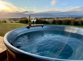 Fiordland Eco-Retreat -- Panoramic Views -- Hot Tub，位于蒂阿瑙的酒店