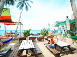 EVA HUT Mui Ne Beach Hostel，位于美奈的酒店