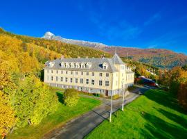 Solhov, Castle of the Lyngen Alps，位于灵塞德Lyngen Alpinklubb Ski Lift附近的酒店