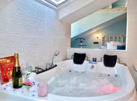 Akla Suites con Jacuzzi Santillana，位于桑提亚纳德玛的酒店