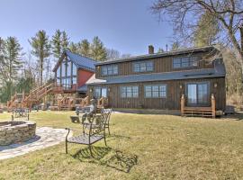 Timeless Red Sox Retreat with Scenic Mountain Views!，位于Putney的酒店